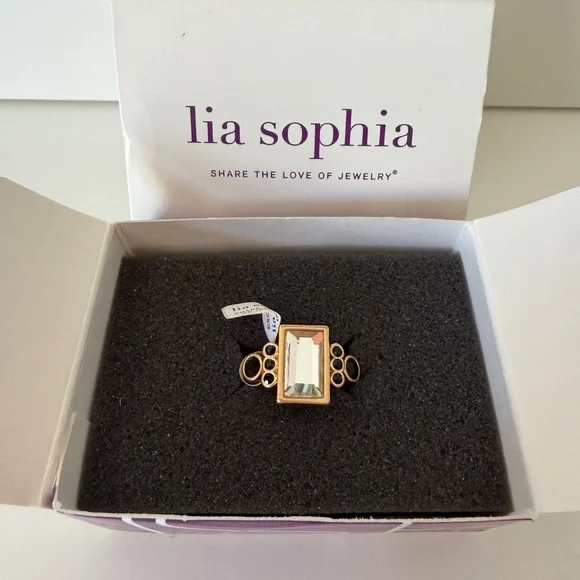 Sophia Gold Ring with Unique Design - Picture 2 of 9